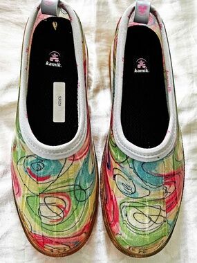 RAIN SHOES, WATERPROOF, LADIES SZ 7, GREEN MIX, MADE IN CANADA, RUBBER, by KAMIK